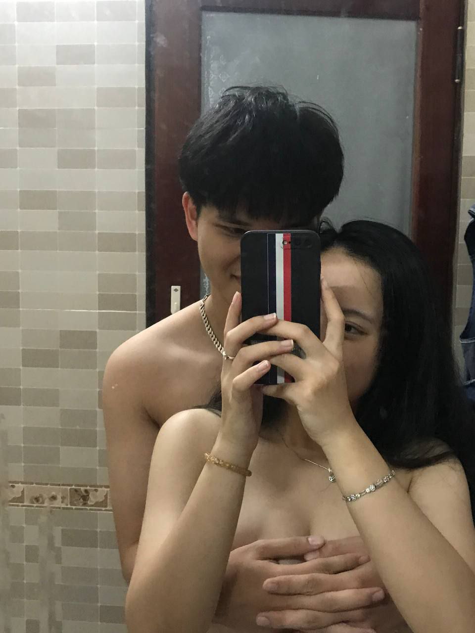 Hiếp dâm gái xinh bím hồng say xỉn